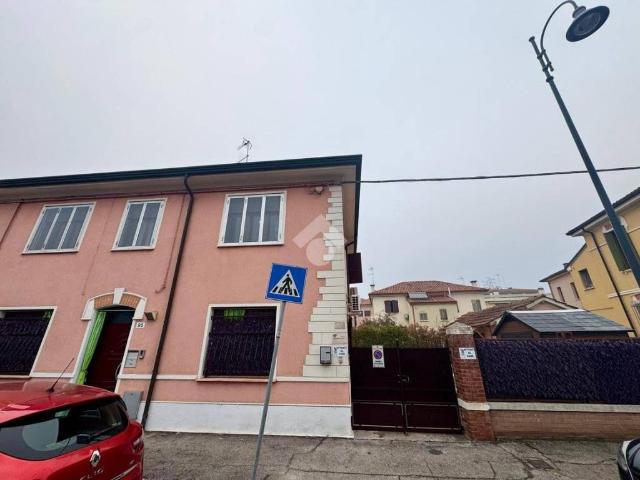 Appartamento in affitto a Rovigo viale Trieste, 80, arredato, giardino privato, posto auto TrovaCasa