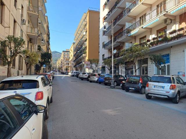 Appartamento in affitto a Salerno via Paolo De Granita, luminoso, balcone, cucina abitabile TrovaCasa