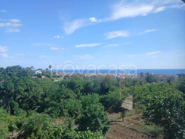 Appartamento in affitto a Salerno via Paradiso di Pastena, non arredato/vuoto, giardino privato, terrazzo TrovaCasa