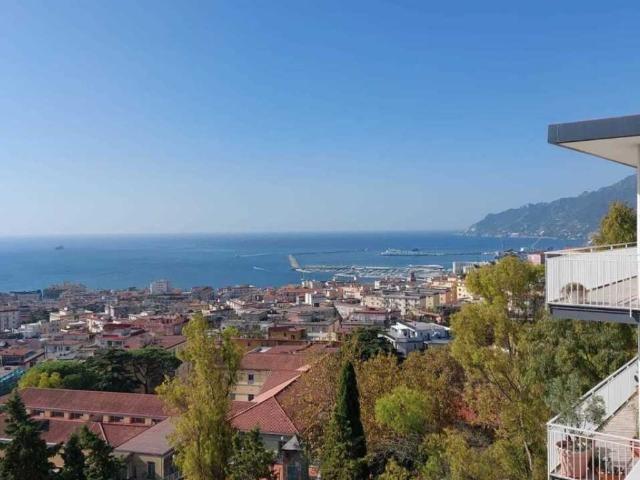 Appartamento in affitto a Salerno via Valerio Laspro, 61, arredato, riscaldamento autonomo, vista mare TrovaCasa
