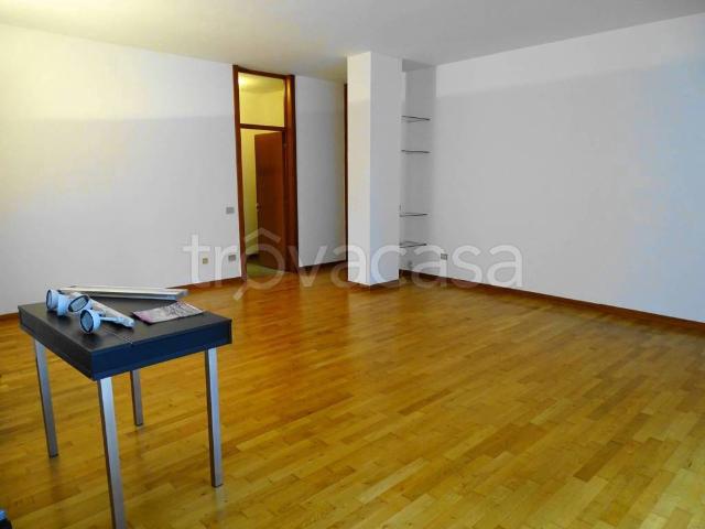 Appartamento in affitto a Segrate strada di Spina Milano 2, parzialmente arredato, aria condizionata, porta blindata TrovaCasa