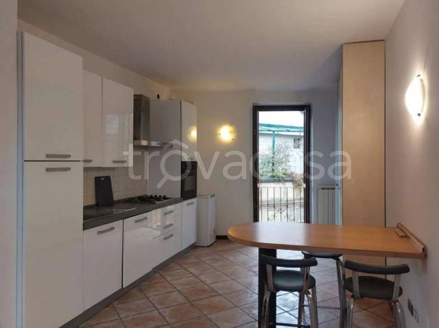 Appartamento in affitto a Sesto Calende piazza Federico Berera, 18, balcone TrovaCasa