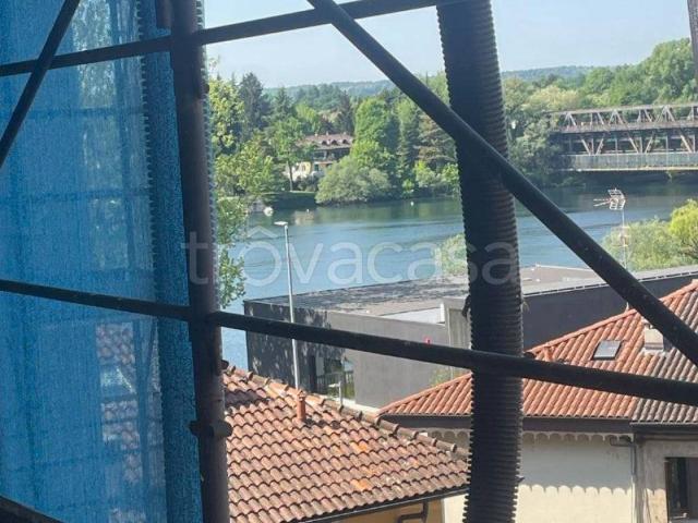 Appartamento in affitto a Sesto Calende piazza Giuseppe Mazzini, arredato, terrazzo, ascensore TrovaCasa