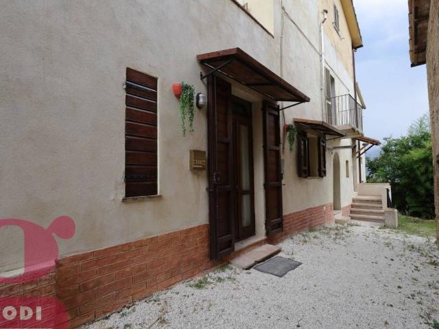 Appartamento in affitto a Todi 42°45'01.3N 12°29'46.2E, 1, arredato, caminetto, angolo cottura TrovaCasa
