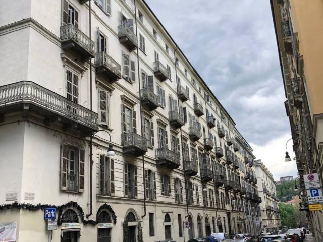 Appartamento in affitto a Torino via Maria Vittoria, arredato, terrazzo, buono stato TrovaCasa