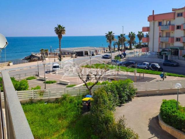 Appartamento in affitto a Trani lungomare Cristoforo Colombo, arredato, ascensore, lungomare TrovaCasa