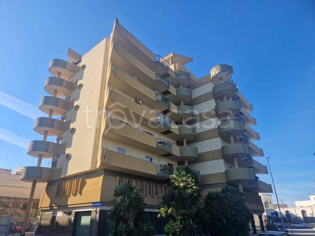 Appartamento in affitto a Trani largo Luigi Chiarelli, arredato, fronte mare, ascensore TrovaCasa