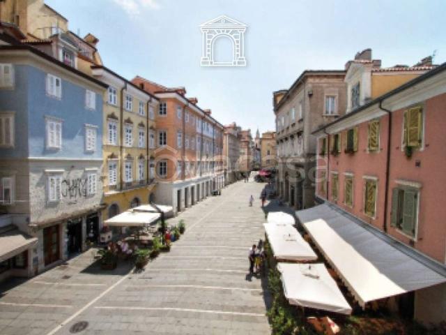 Appartamento in affitto a Trieste via Cavana, arredato, nuova costruzione, spese incluse TrovaCasa