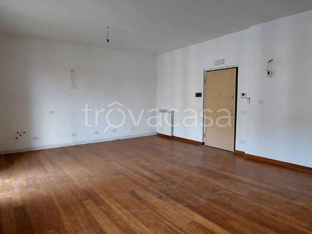Appartamento in affitto a Valenza viale Tancredi Galimberti, non arredato/vuoto, riscaldamento autonomo, ascensore TrovaCasa
