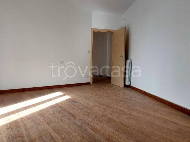 Appartamento in affitto a Valenza viale Tancredi Galimberti, non arredato/vuoto, riscaldamento autonomo, ascensore TrovaCasa