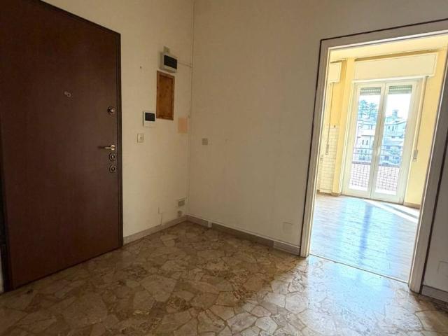 Appartamento in affitto a Varese via San Pedrino, non arredato/vuoto, terrazzo, doppia esposizione TrovaCasa