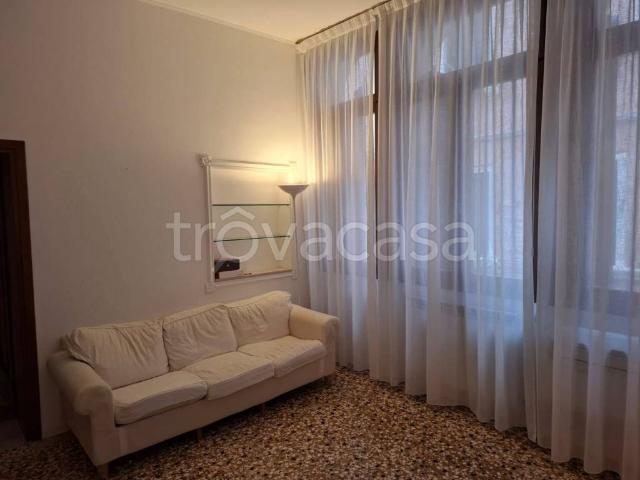 Appartamento in affitto a Venezia calle de la Ca' d'Oro, arredato, aria condizionata, cucina abitabile TrovaCasa