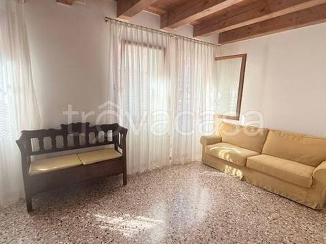 Appartamento in affitto a Venezia calle dei Vedei, arredato, giardino privato, angolo cottura TrovaCasa