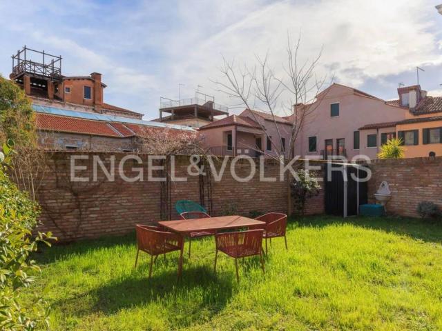 Appartamento in affitto a Venezia campo San Pietro, giardino privato, parzialmente arredato, lavanderia TrovaCasa