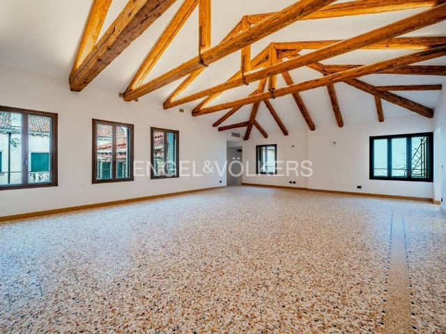 Appartamento in affitto a Venezia campo San Polo, terrazzo, caminetto, travi a vista TrovaCasa