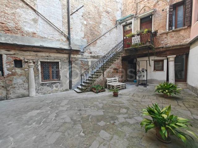 Appartamento in affitto a Venezia campo Santa Maria Nova, non arredato/vuoto, luminoso, cucina abitabile TrovaCasa