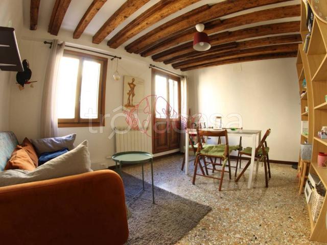 Appartamento in affitto a Venezia cannaregio, riscaldamento autonomo, travi a vista, lavatrice TrovaCasa
