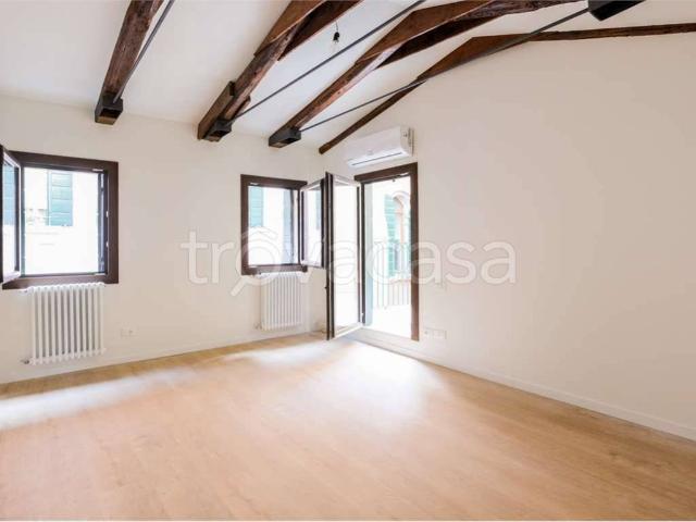 Appartamento in affitto a Venezia frari, non arredato/vuoto, riscaldamento autonomo, ristrutturato TrovaCasa