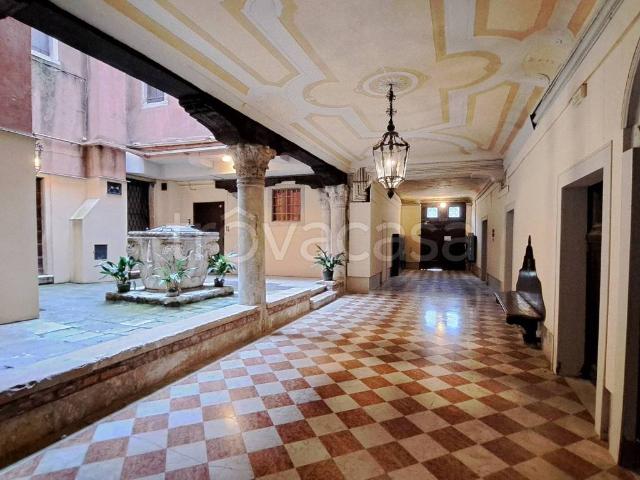Appartamento in affitto a Venezia san Polo, non arredato/vuoto, immobile di prestigio, vista sui tetti TrovaCasa