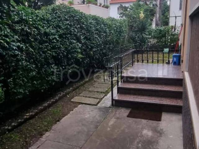 Appartamento in affitto a Venezia via Leone Pincherle, arredato, giardino, vicinanze negozi TrovaCasa