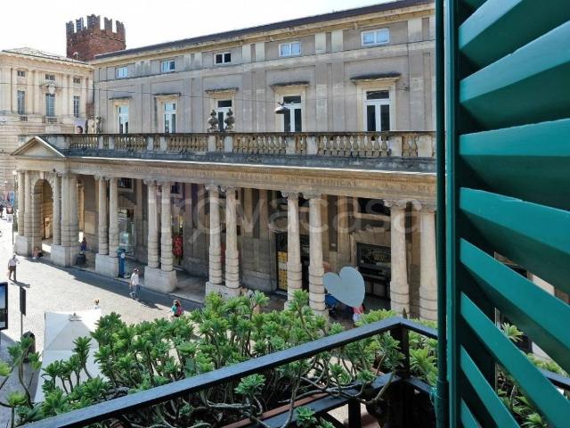Appartamento in affitto a Verona via Dietro Listone, arredato, centrale, cantina TrovaCasa