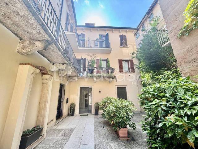 Appartamento in affitto a Verona via Santa Chiara, arredato, terrazzo, buono stato TrovaCasa