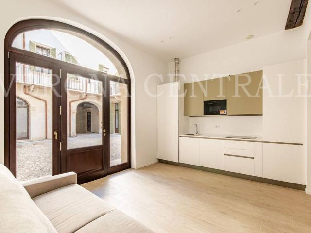 Appartamento in affitto a Verona via Scrimiari, immobile di prestigio, parzialmente arredato, travi a vista TrovaCasa