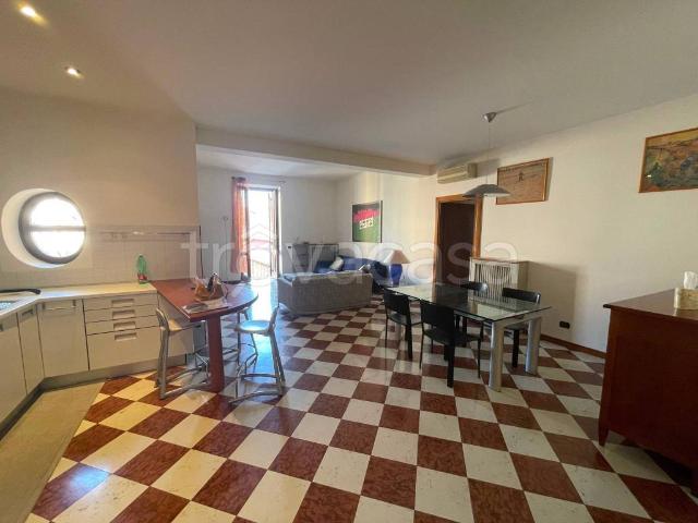 Appartamento in affitto a Verona via Tezone, 5, arredato, box, terrazzo TrovaCasa