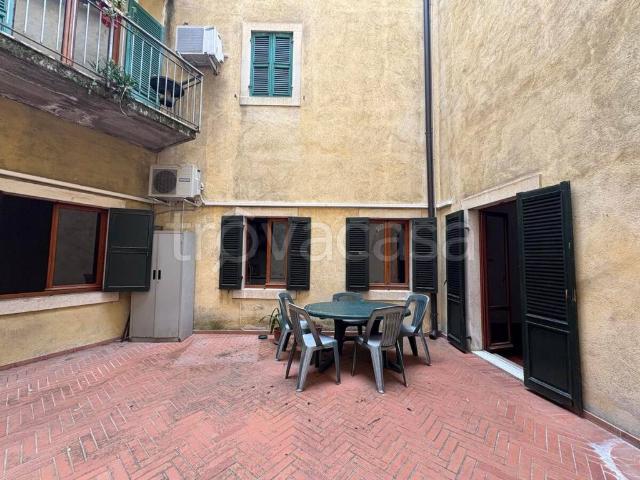 Appartamento in affitto a Verona vicolo Fontanelle Duomo, 8, giardino privato, terrazzo, parzialmente arredato TrovaCasa