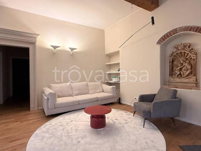 Appartamento in affitto a Verona vicolo Scudo di Francia, arredato, travi a vista, ascensore TrovaCasa