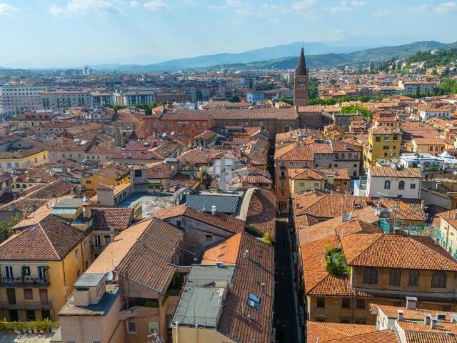 Appartamento in affitto a Verona galleria Pelliciai, terrazzo, parzialmente arredato, ascensore TrovaCasa