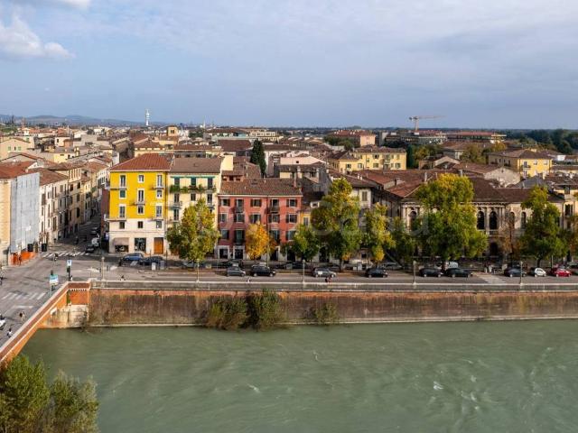 Appartamento in affitto a Verona lungadige Porta Vittoria, 11, terrazzo, parzialmente arredato, travi a vista TrovaCasa