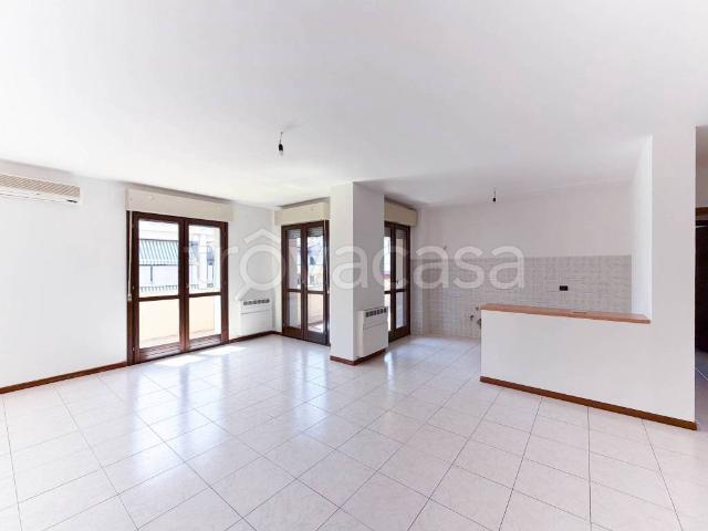 Appartamento in affitto a Verona, non arredato/vuoto, box, terrazzo TrovaCasa