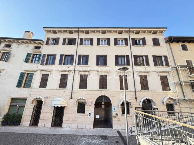 Appartamento in affitto a Verona piazza Cittadella, arredato, centrale, vicinanze negozi TrovaCasa