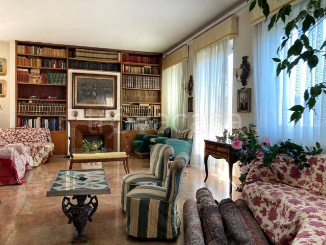 Appartamento in affitto a Vigevano via Benedetto Cairoli, 32