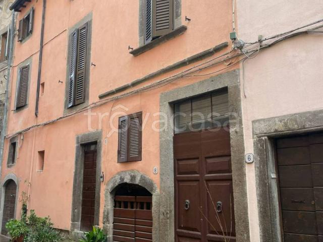 Appartamento in affitto a Vitorchiano via Ariosto, arredato, caminetto, centrale TrovaCasa