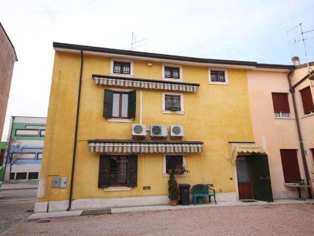 Appartamento in affitto a Zevio via Fratelli Stevani, 25, riscaldamento autonomo, caminetto, luminoso TrovaCasa