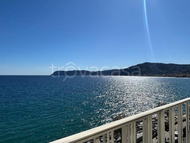 Appartamento in affitto ad Alassio passeggiata Luigi Cadorna, arredato, terrazzo, fronte mare TrovaCasa