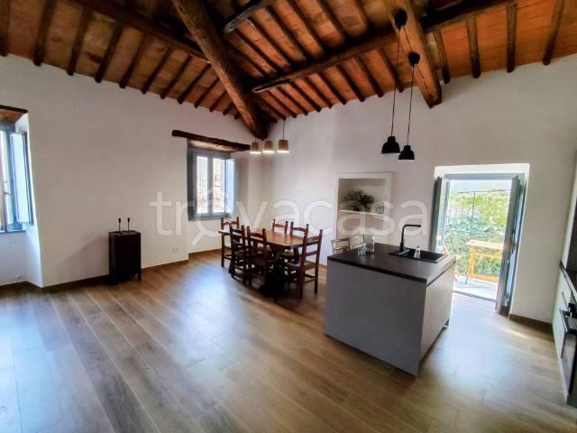 Appartamento in affitto ad Amelia via Giuseppe Garibaldi, arredato, travi a vista, ultimo piano TrovaCasa