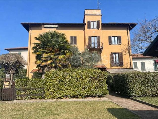 Appartamento in affitto ad Angera matteotti, 68, posto auto, parzialmente arredato, giardino condominiale TrovaCasa