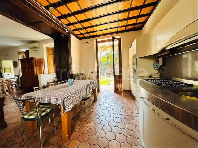 Appartamento in affitto ad Angera via Ondoli, 9, arredato, giardino privato, centrale TrovaCasa