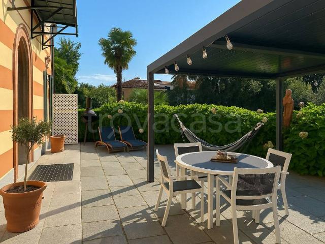 Appartamento in affitto ad Arona via dei Partigiani, arredato, terrazzo, immobile di prestigio TrovaCasa