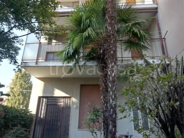 Appartamento in affitto ad Arona via Vittorio Veneto, non arredato/vuoto, terrazzo, doppia esposizione TrovaCasa