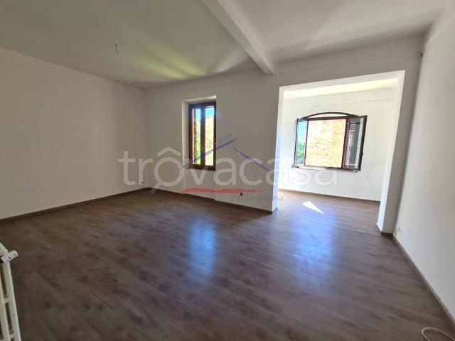 Appartamento in affitto ad Arezzo via Borgo Santa Croce, arredato, giardino privato, caminetto TrovaCasa