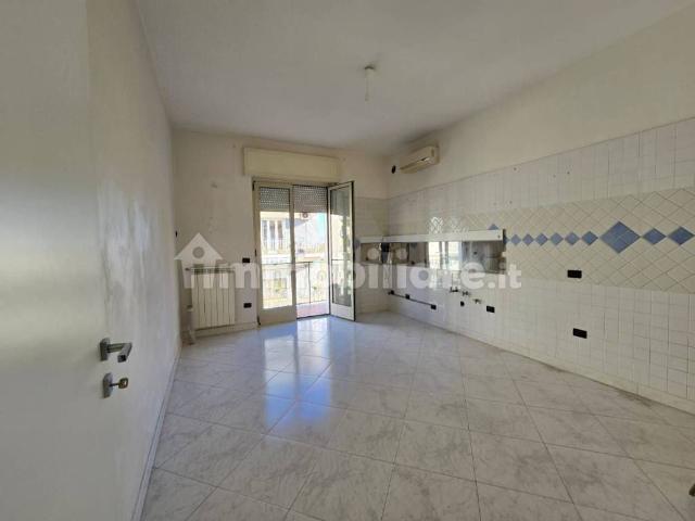 Appartamento in affitto ad Aversa via Francesco Cilea, posto auto, ascensore, vicinanze negozi TrovaCasa