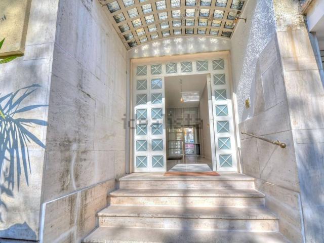 Appartamento in affitto di 570 m² in Via Bruxelles