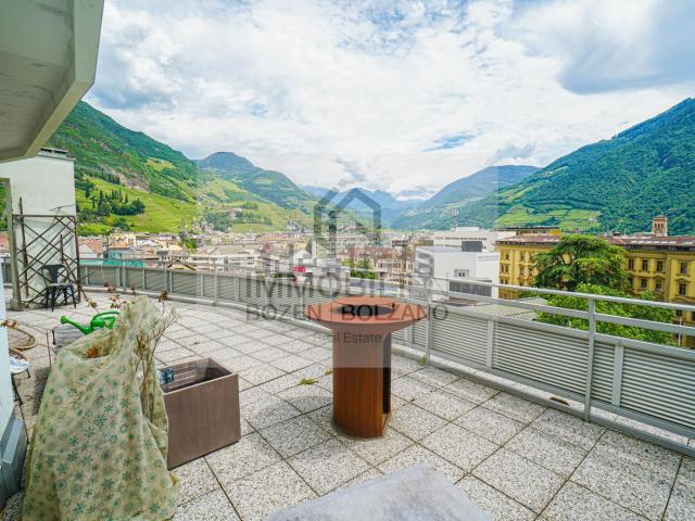 Appartamento in affitto di 140 m² in Via della Rena, 17