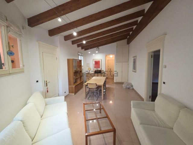 Appartamento in affitto di 75 m² in Via d&apos Azeglio