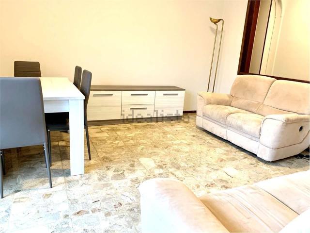 Appartamento in affitto di 84 m² in Viale Giulio Cesare, 239