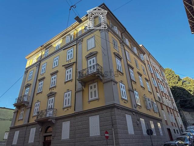 Appartamento in affitto di 93 m² in Via dei Mirti